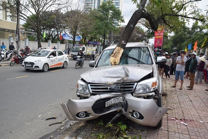Chiếc xe ô tô gây tai nạn. Ảnh: Tiền Phong