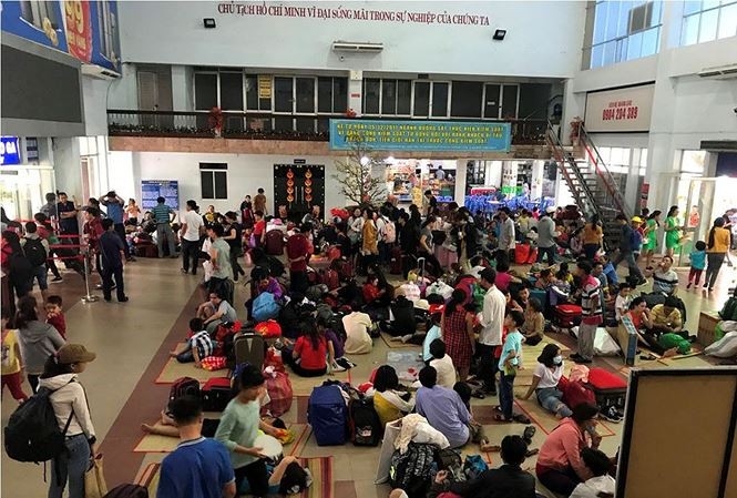 Sự cố đã ảnh hưởng tới hàng nghìn hành khách đang chuẩn bị về quê dịp Tết Âm lịch. Ảnh: Tiền Phong