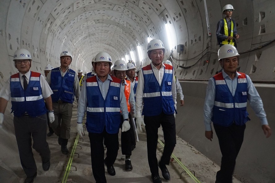 Lãnh đạo TPHCM đi xuyên hầm ga metro từ ga Nhà hát TP về ga Ba Son (dài 781m). Ảnh: Dân trí