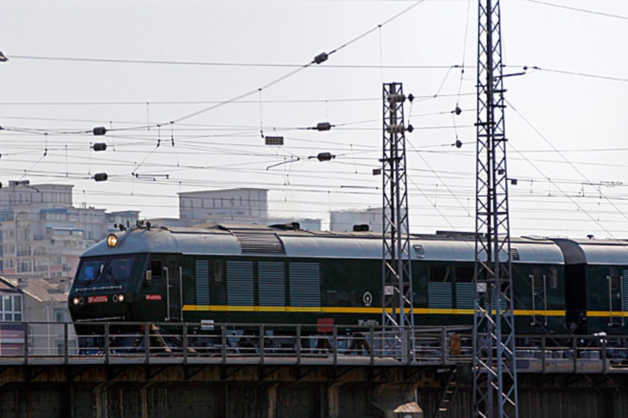 Chủ tịch Kim Jong-un lên tàu bọc thép tới Việt Nam