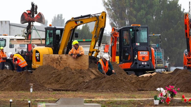 Các ngôi mộ đang được xây dựng để dành cho những nạn nhân xấu số. Ảnh: CNN