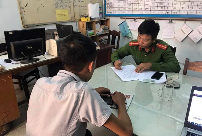 Phóng viên Trần Văn Quyên làm việc tại cơ quan Công an. Ảnh: Tiền Phong