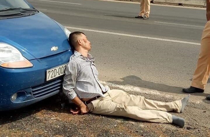 Tài xế Chủng bị tạm giữ sau vụ việc. Ảnh: Facebook