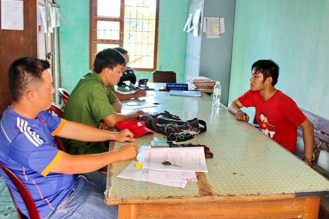 Điều tra viên Công an huyện Phú Hoà ghi lời khai Nguyễn Thanh Hãn (bên phải). Ảnh: CAND