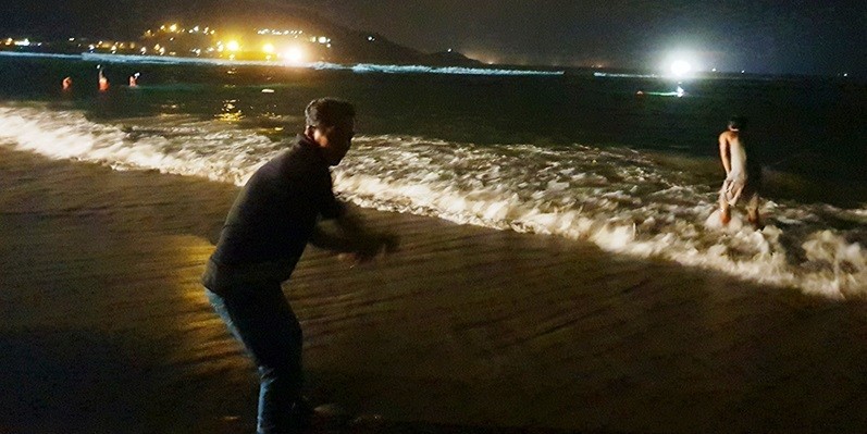 Khu vực bờ biển nơi nam sinh mất tích đang có sóng lớn. Ảnh: VOV