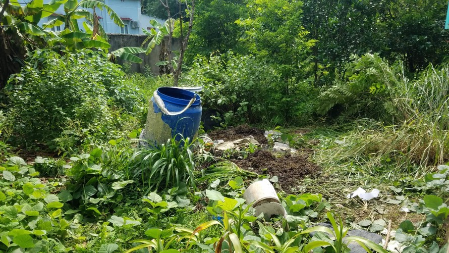 Thùng nhựa chứa xác người bên ngoài ngôi nhà được phát hiện vào sáng 16/5. Ảnh: Dân Việt