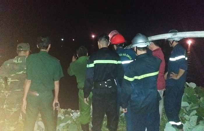 Lực lượng PCCC có mặt tại hiện trường. Ảnh: VietNamNet