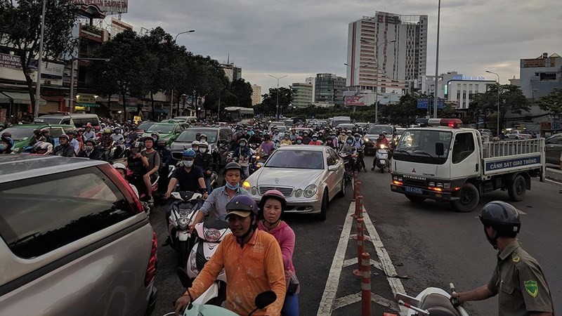 Đoàn xe tắc dài sau vụ tai nạn. Ảnh: PLO