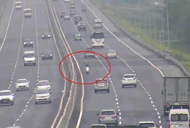 Tước bằng thanh niên đi xe máy ngược chiều trên cao tốc Hà Nội-Hải Phòng