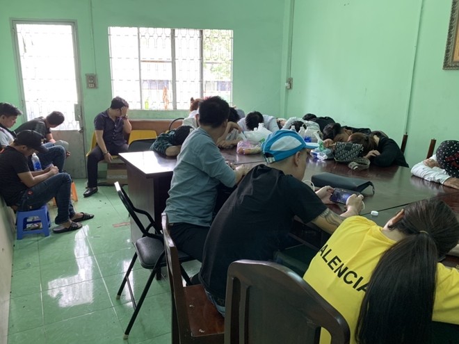 Các đối tượng bị nghi sử dụng ma túy bị đưa về trụ sở cơ quan Công an. Ảnh: CAND