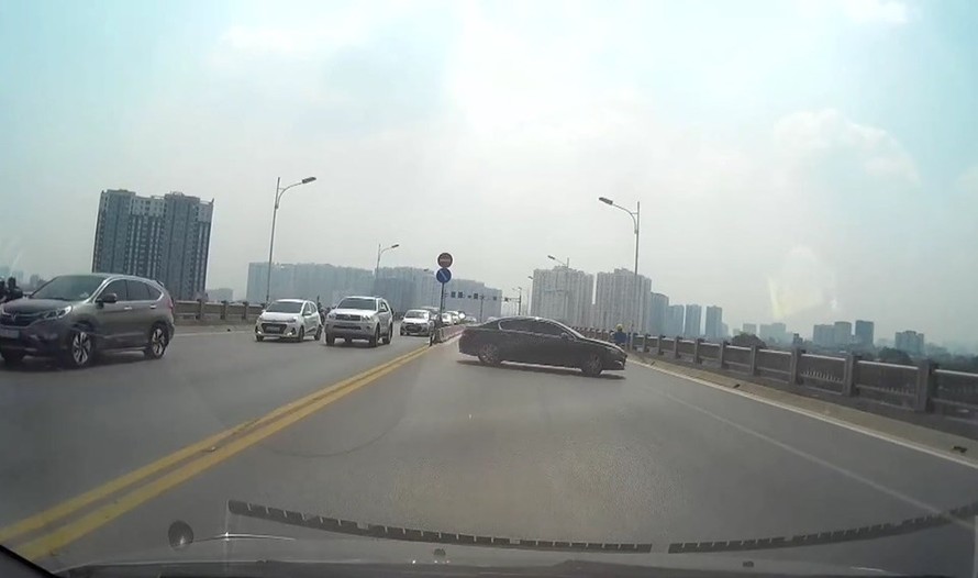 Xử phạt nữ tài xế quay xe trên cầu Vĩnh Tuy gây tai nạn liên hoàn