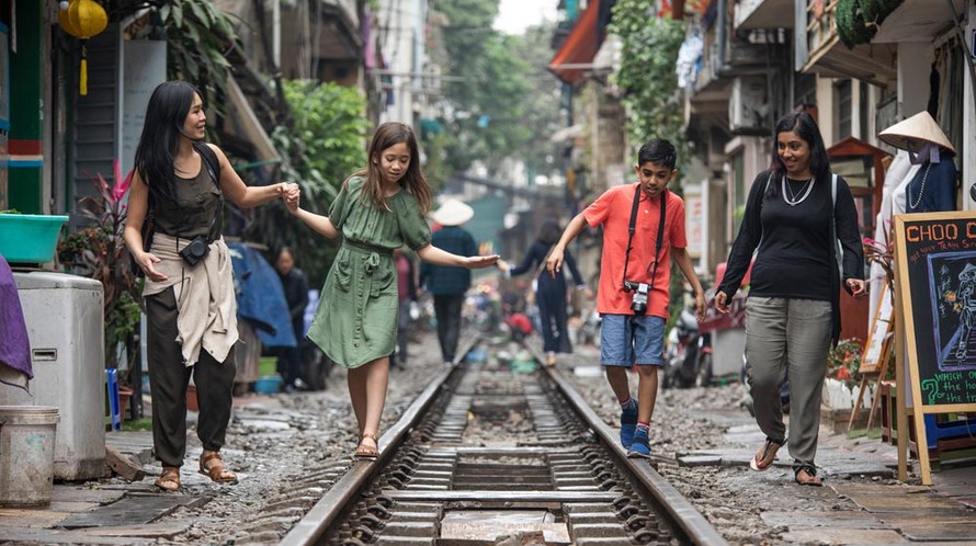 Hà Nội dẹp bỏ kinh doanh cà phê ven đường sắt