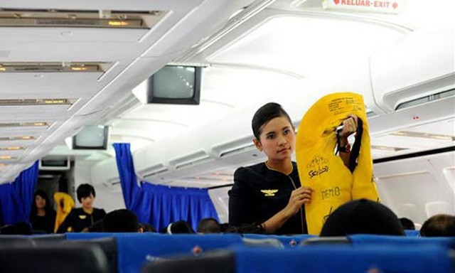 Ăn cắp áo phao trên máy bay, nữ hành khách nộp phạt 8,5 triệu đồng