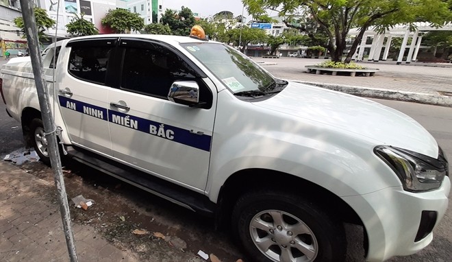 Chiếc xe dán dòng chữ lớn "An ninh miền Bắc". Ảnh: CAND