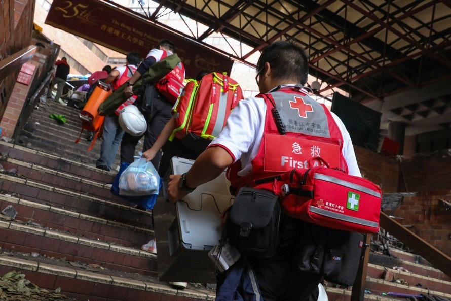 Các nhóm cứu hộ và chuyên gia tiến vào trường Đại học Bách khoa nhằm vận động người biểu tình. Ảnh: SCMP