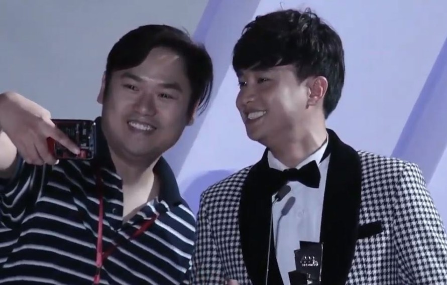 Quốc Trường phản ứng nhanh khi bị làm phiền trên sân khấu