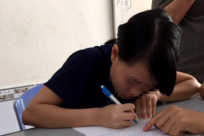 Em N.T.H. viết đơn trình báo sự việc. Ảnh: Zing