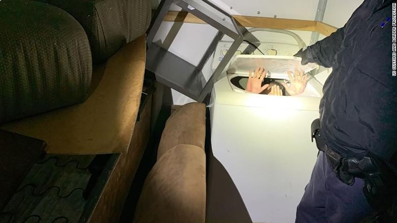 Lực lượng biên phòng Mỹ phát hiện có người núp trong chiếc máy giặt. Ảnh: CNN