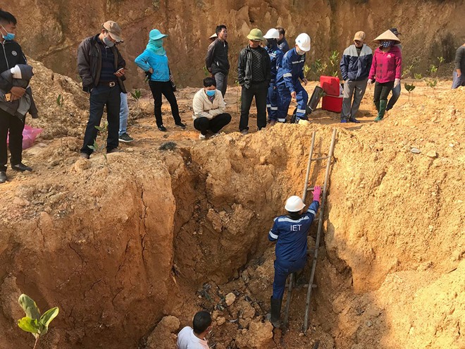 Cán bộ Viện Công nghệ môi trường lấy mẫu chất thải đi giám định. Ảnh: Thanh Niên