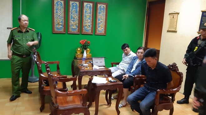 Công an khống chế một số đối tượng trong bệnh viện Tâm Hồng Phước. Ảnh: CAND