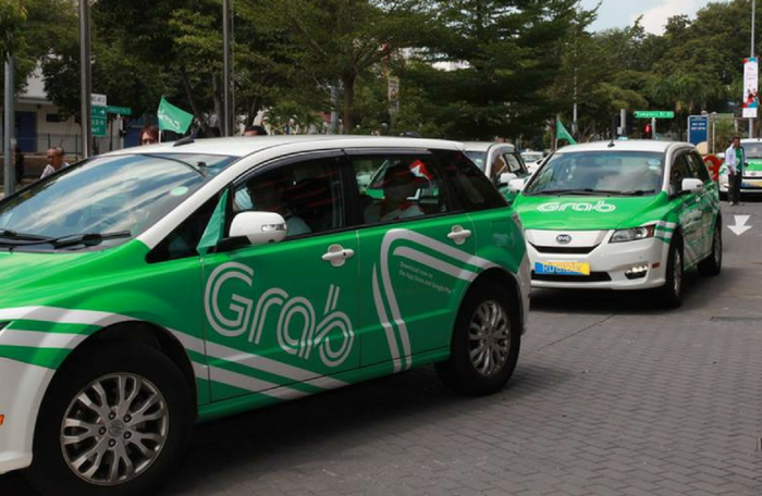 Taxi công nghệ được lựa chọn 'đeo mào' hoặc dán chữ phản quang lên kính