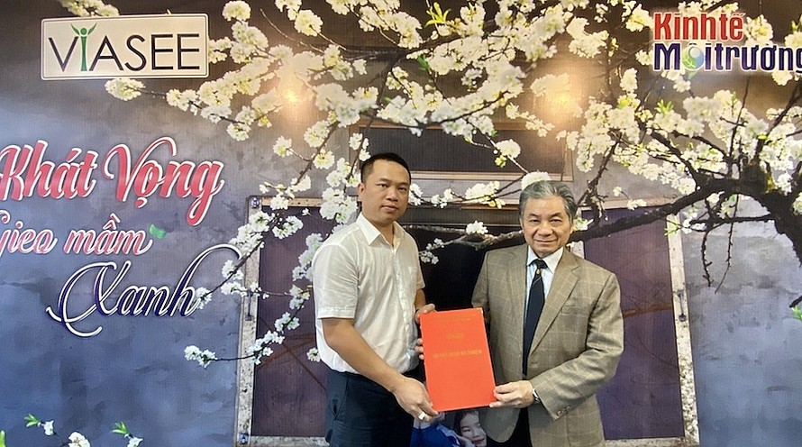 PGS.TS Trương Mạnh Tiến trao quyết định bổ nhiệm Phó Chủ tịch TW Hội KTMT Việt Nam cho ông Phan Chí Hiếu, Phó Tổng biên tập thường trực Tạp chí Kinh tế Môi trường.