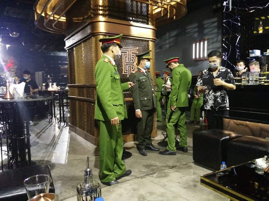 Công an quận Hoàn Kiếm kiểm tra quán bar trong khu phố cổ. Ảnh: TTXVN