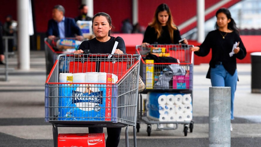 Cơn sốt tích trữ hàng hóa lan khắp thế giới