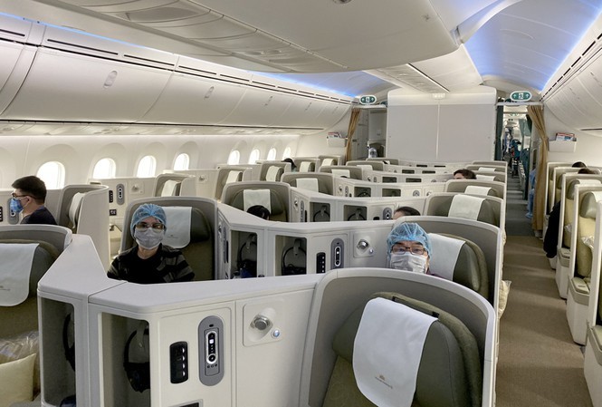 Hành khách sẽ được mặc đồ bảo hộ khi lên máy bay. Ảnh: Tiền Phong