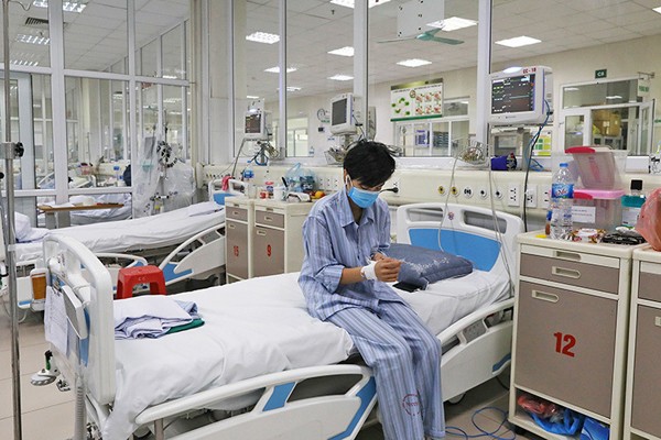Một nam bệnh nhân mắc Covid-19 điều trị tại BV Bệnh nhiệt đới Trung ương. Ảnh: VietNamNet