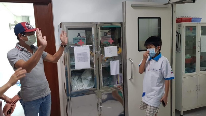 Bệnh nhân 204 gặp gia đình vào ngày xuất viện 10/4. Ảnh: BVCC