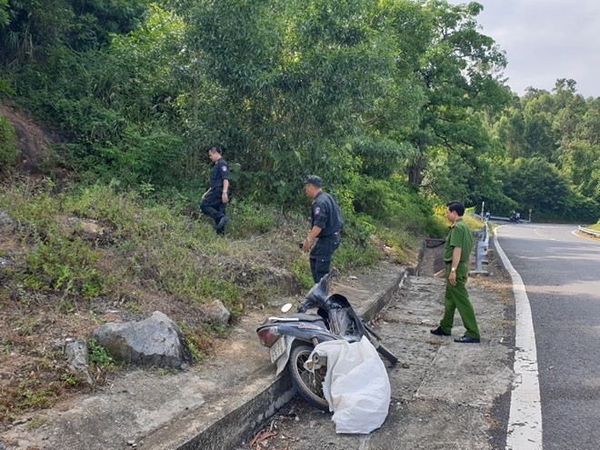 Nơi đối tượng Sự bỏ xe chạy trốn vào rừng. Ảnh: CAND
