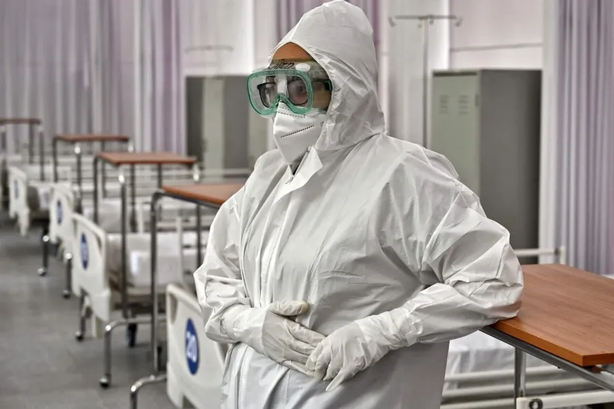 Một bác sĩ Mexico đang chuẩn bị phục vụ bệnh nhân nhiễm COVID-19. Ảnh: AFP