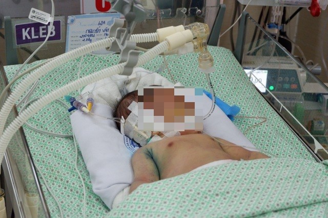 Bé trai bị bỏ rơi dưới hố ga đã qua đời