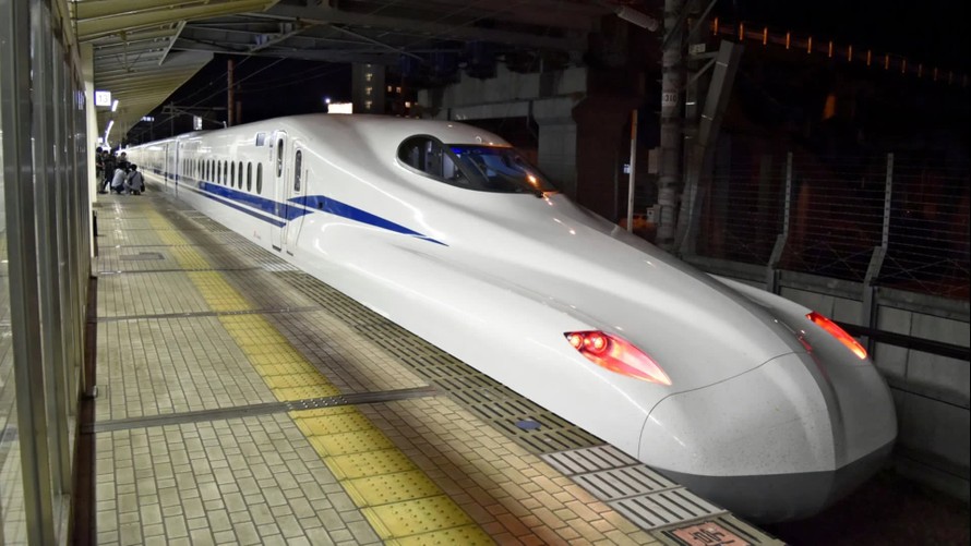 Tàu điện Nhật Bản di chuyển ngay cả khi động đất