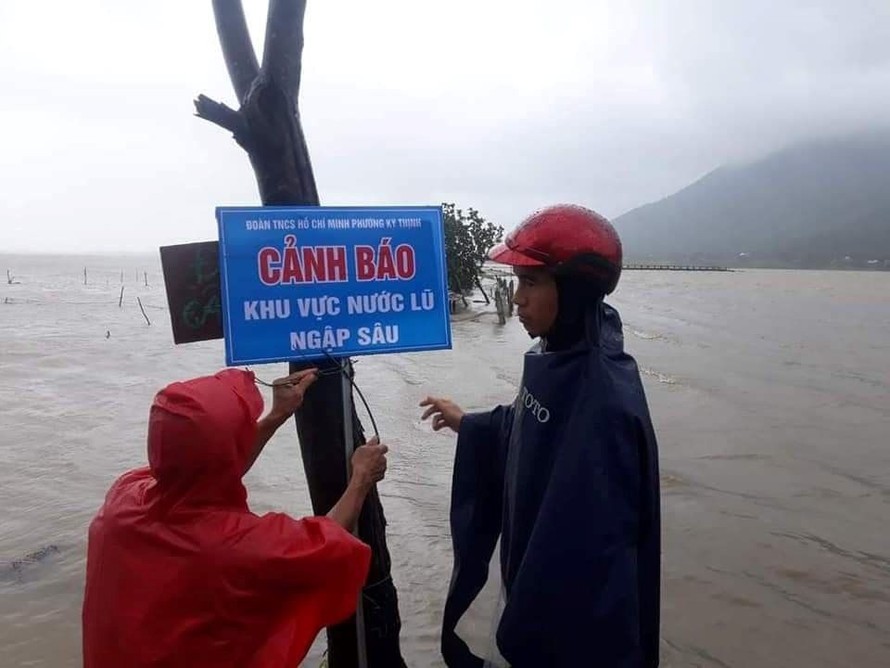 Hà Tĩnh cho hơn 300.000 học sinh nghỉ học tránh lũ