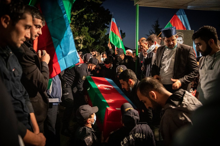 Lễ tang của Eldar Aliyev tại quê nhà Baku. Ảnh: NY Times