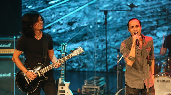 Phạm Anh Khoa trở thành giọng ca chính của Bức Tường. Ảnh: VnExpress