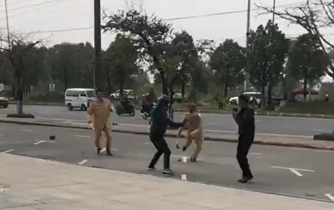 Đối tượng rút côn nhị khúc tấn công CSGT