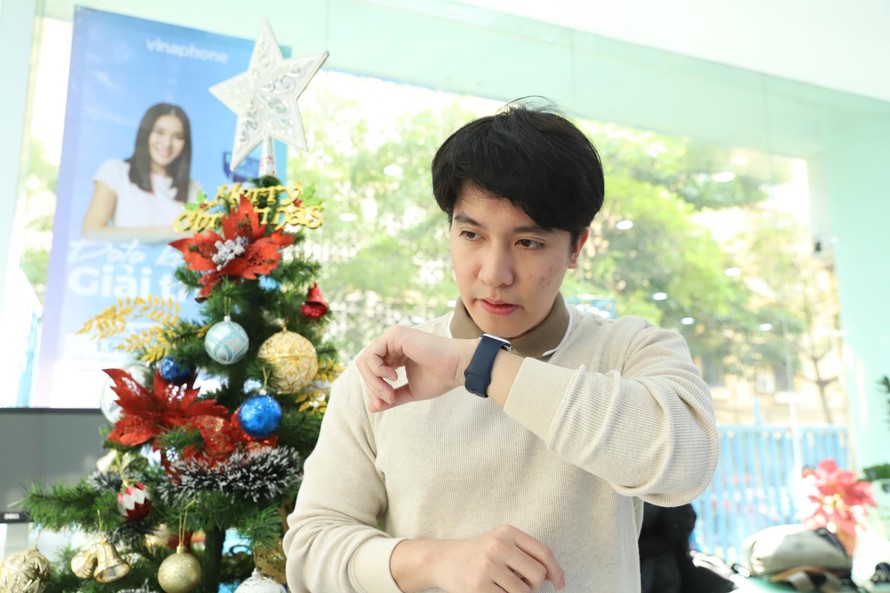 Apple Watch sử dụng eSim của VinaPhone giúp bạn có thể gọi điện ở bất kì đâu.