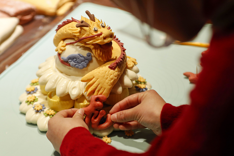 Nghệ nhân tạo hình rồng cho bánh bao truyền thống