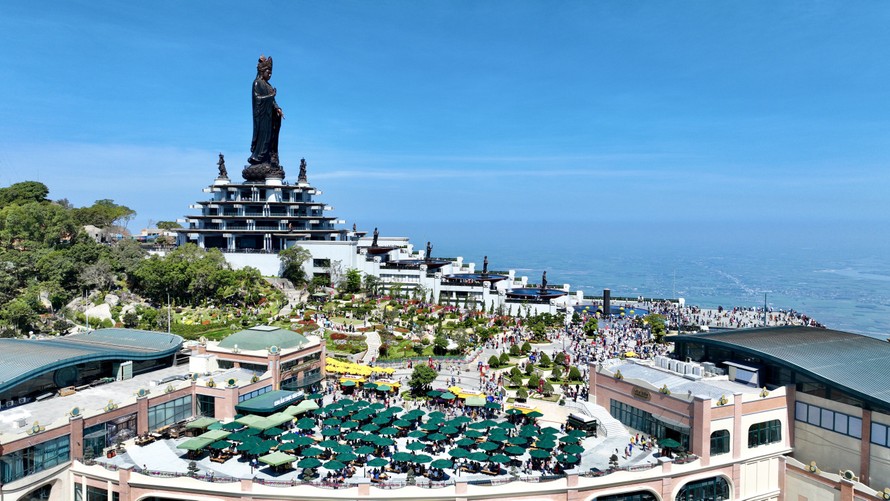 Gần 150 nghìn du khách lên núi Bà Đen chiêm bái tôn tượng Bồ Tát Di Lặc trong ngày Mùng 4 Tết. Ảnh: Sun World Ba Den Mountain 