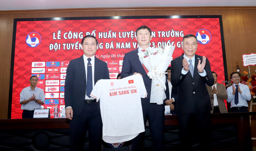 Ra mắt HLV Kim Shang-sik