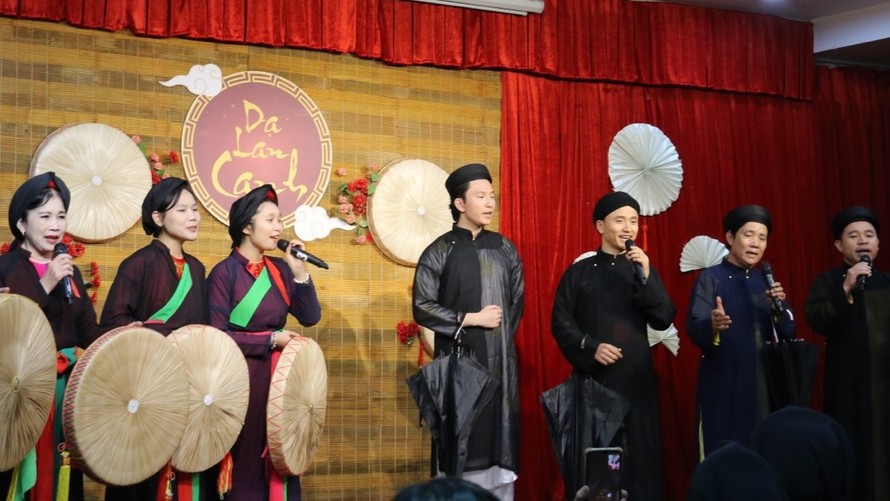 Mở màn chương trình là tiết mục “Mời nước mời trầu” của các học viện lớp Quan họ 48 giờ. Ảnh: Thanh Huyền