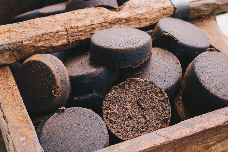 Biến bã cà phê thành than sinh học để sản xuất bê tông