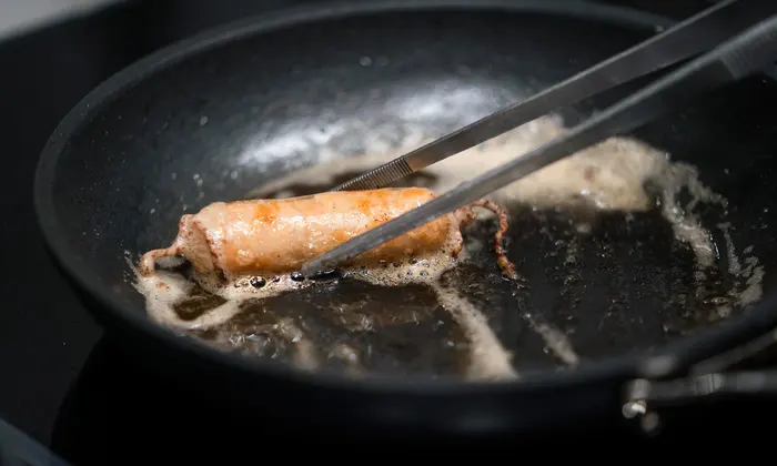 Chế biến xúc xích làm từ thịt nuôi cấy trong phòng thí nghiệm 