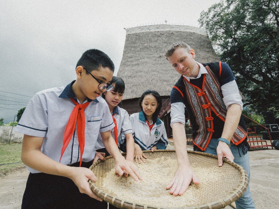 Cùng Sun Life Việt Nam tạo tương lai lạc quan qua hành trình tích lũy kiến thức tài chính 