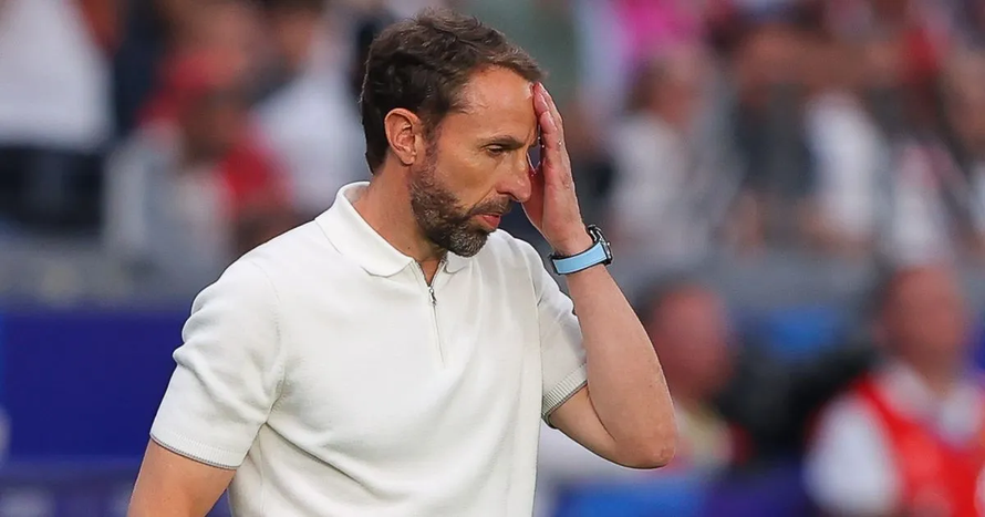 Cổ động viên tuyển Anh kêu gọi huấn luyện viên từ chức