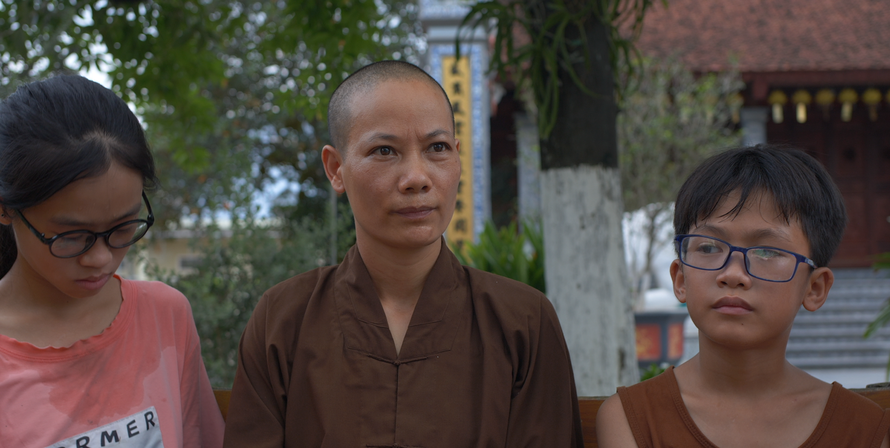 Sư thầy Thích Đàm Thảo cùng hai trong số bảy trẻ được cưu mang tại chùa Thái Ân.