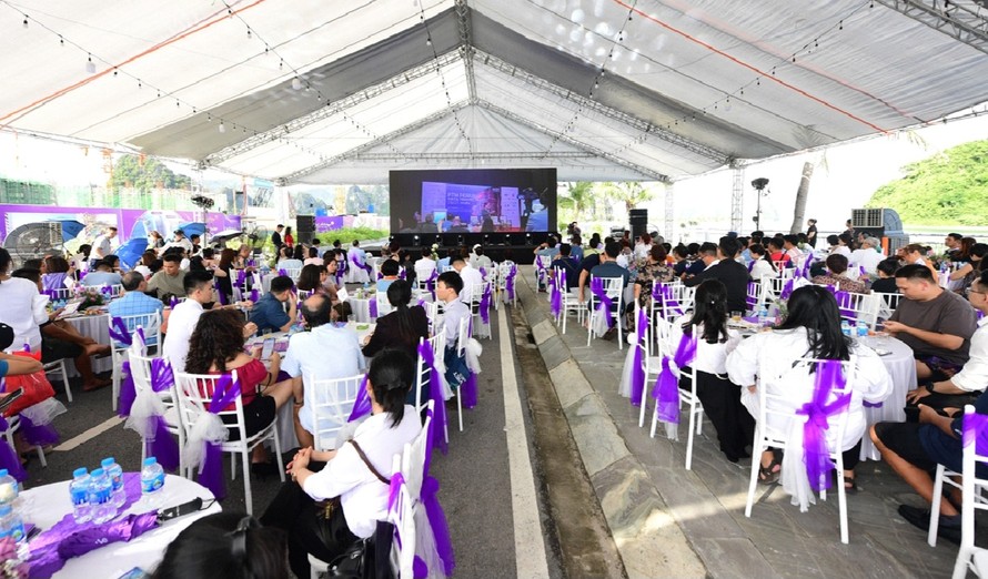 Khách hàng tham dự sự kiện ra mắt bộ sưu tập căn hộ mẫu dự án Crystal Holidays Harbour Vân Đồn. 